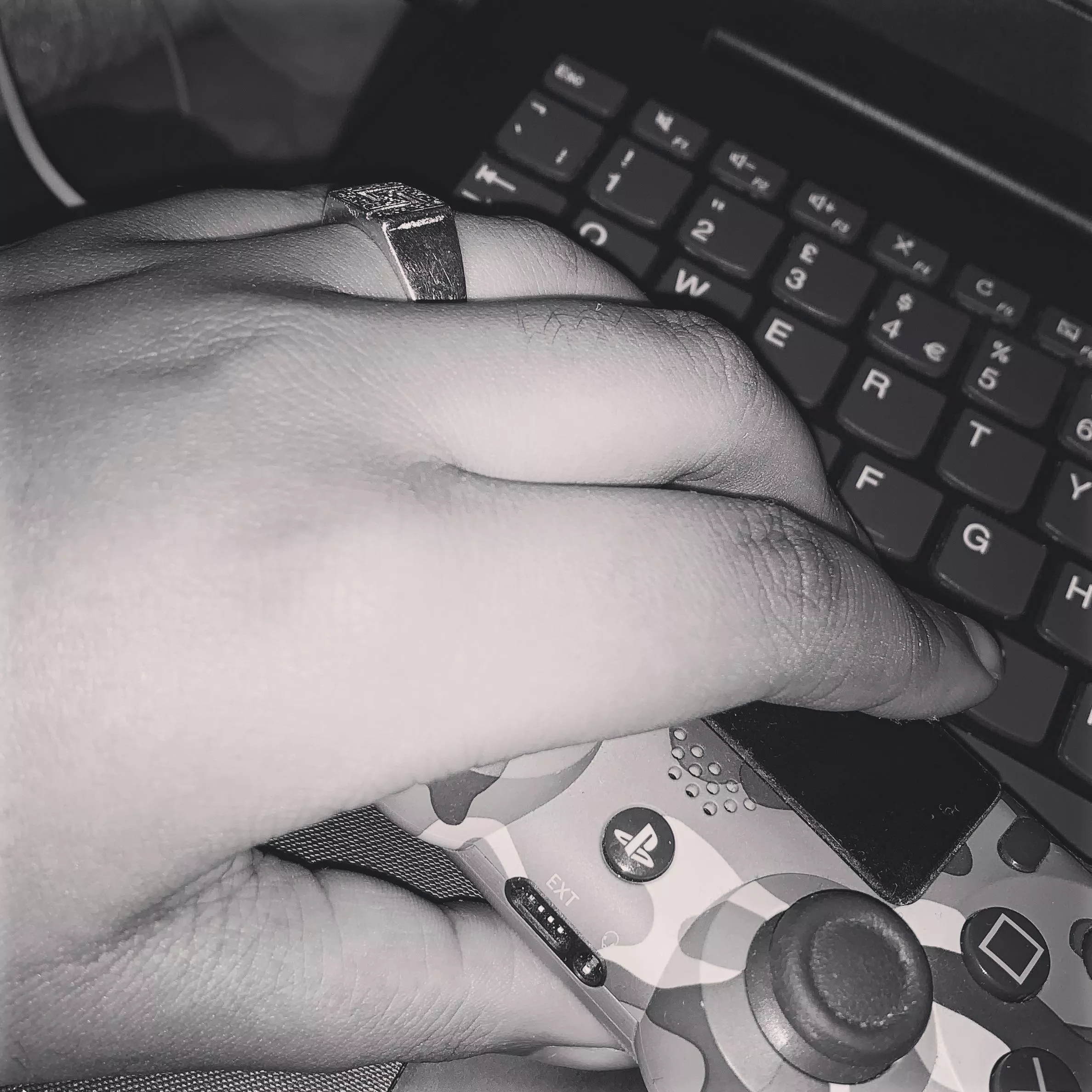 Anyone play apex legends or dead by daylight? (M21)