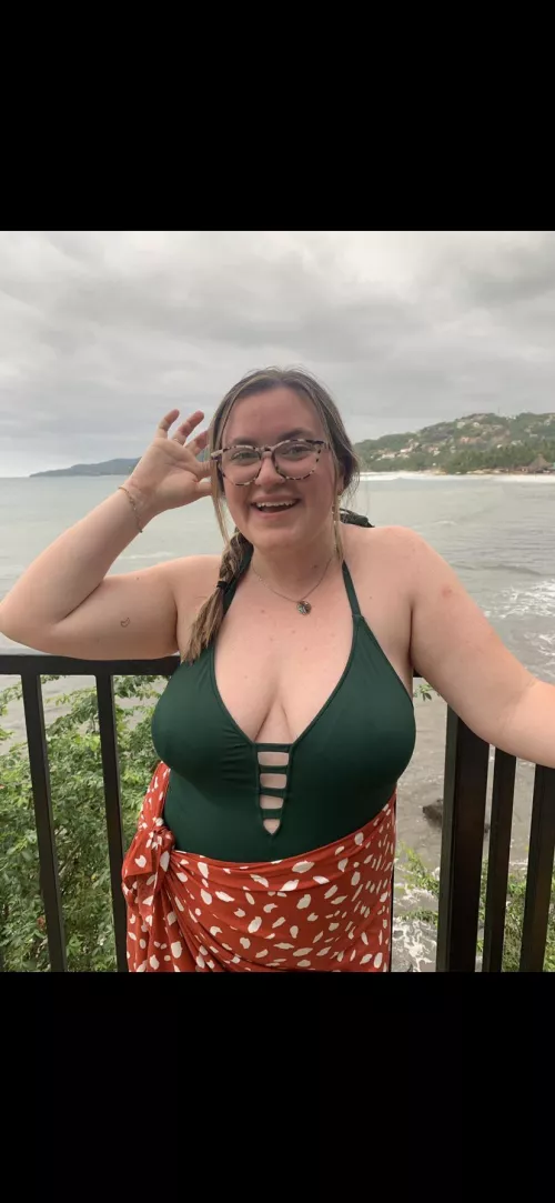Anyone recognize her? I may have more pics of her to shareβ¦.Kik: jbetty1010