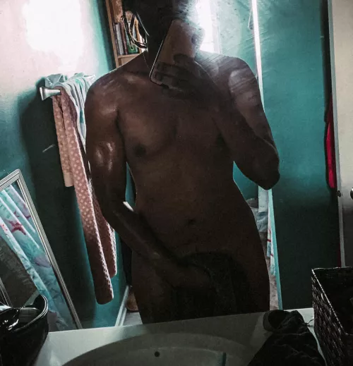 anyone tryna hop in the shower with me? 😏🚿