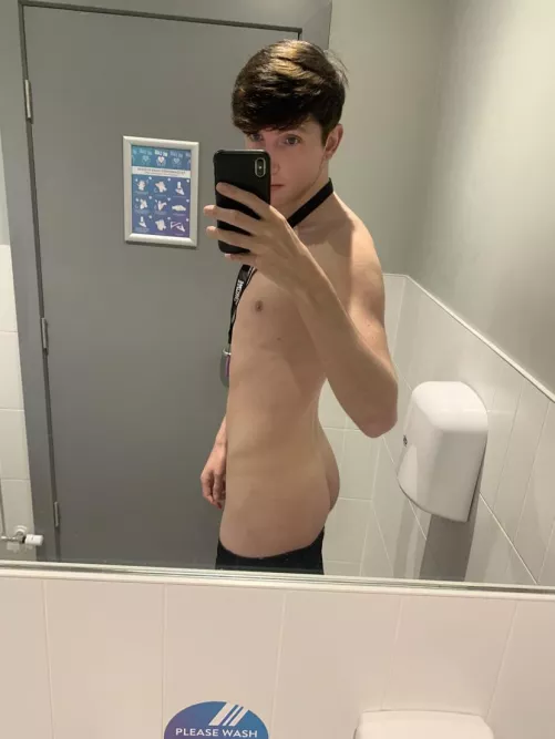 anyone up for destroying this dumb ass twink in the locker room?