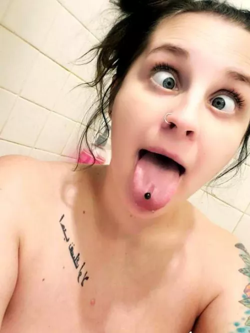 Anyone wanna chat and rub one out to my gf while showing off?