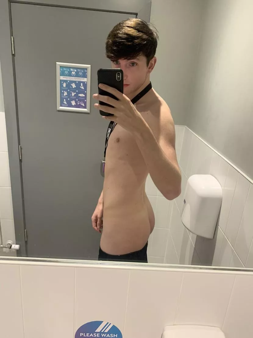 Anyone wanna destroy this dumb ass twink in the locker room?