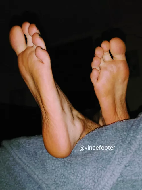 Anyone wanna suck my toes and keep my feet warm ? ❄️