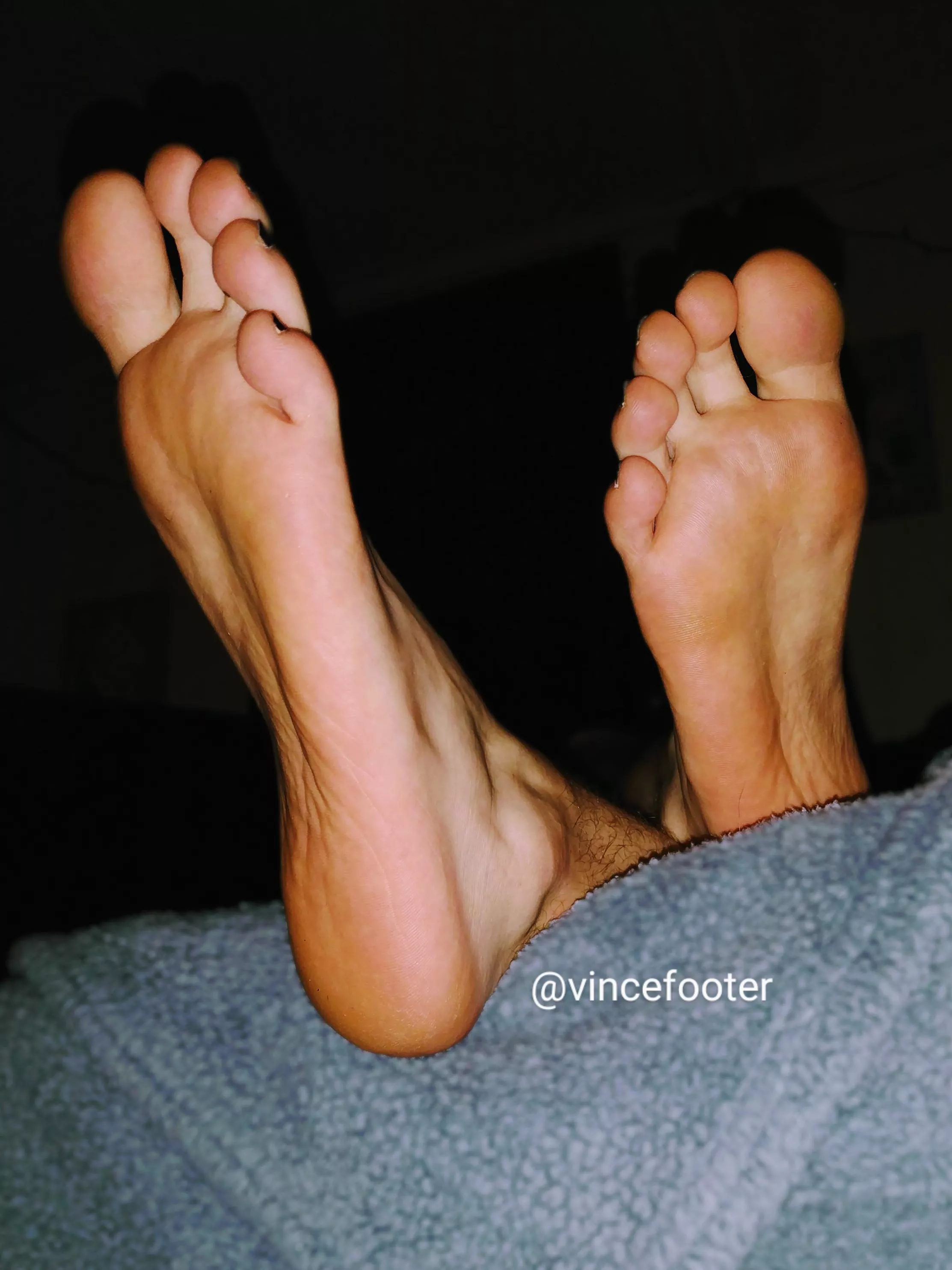 Anyone wanna suck my toes and keep my feet warm ? ❄️