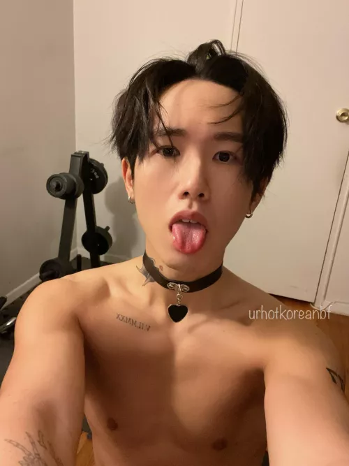 Anyone wanna taste my tongue? Or you wanna do something else with it..? π³
