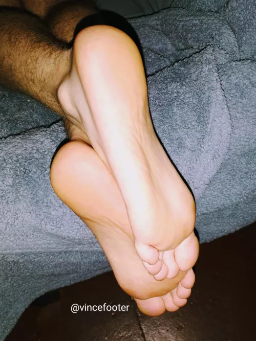 Anyone wanna worship these soles? π£