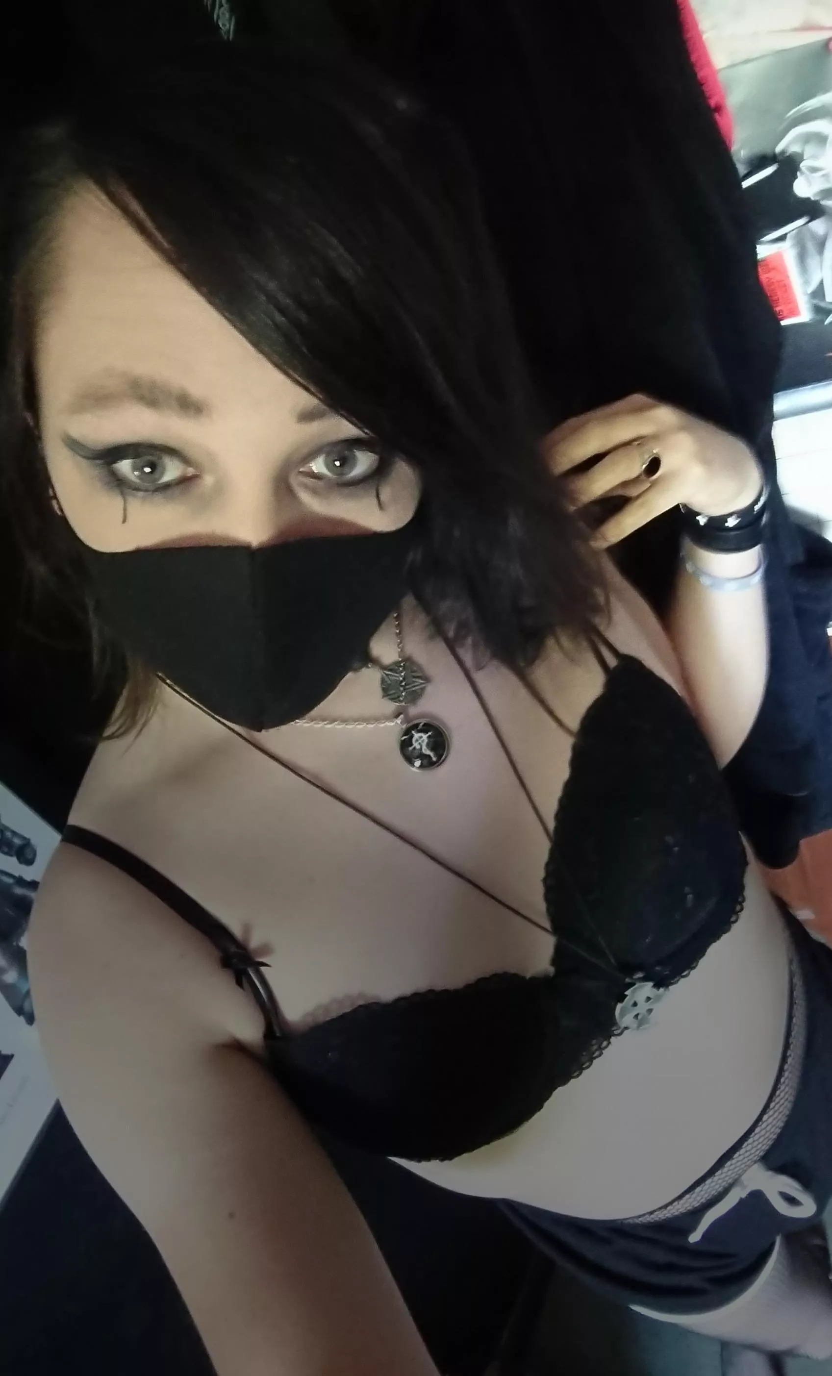 Anyone want a Pale Goth Femboi to bully and breed? 🖤