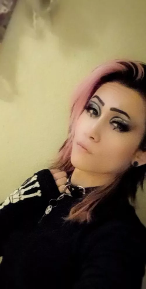 Anyone want a pet e-girl goth femboy? I require daily cuddles n headpats 😂🤣💗