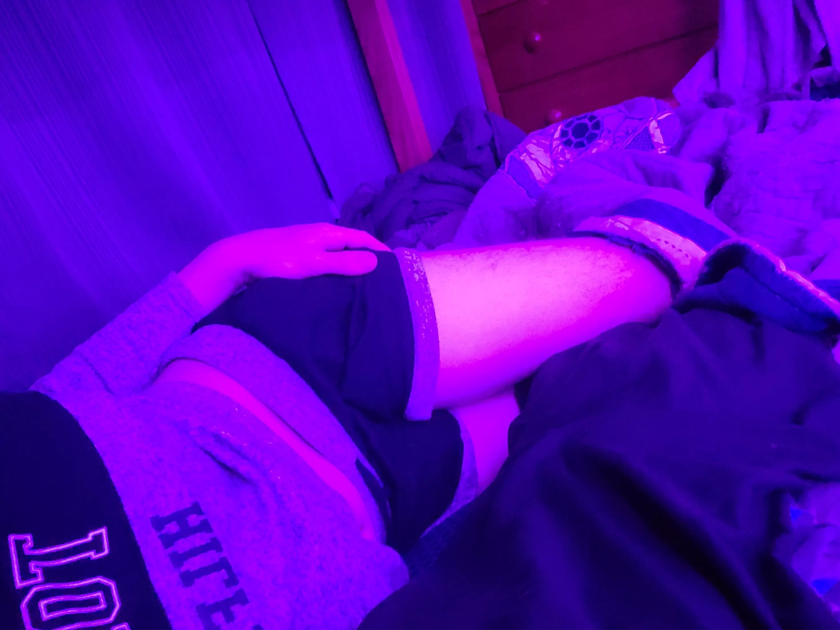 anyone want to come cuddle and sleep wif me pwese🥺