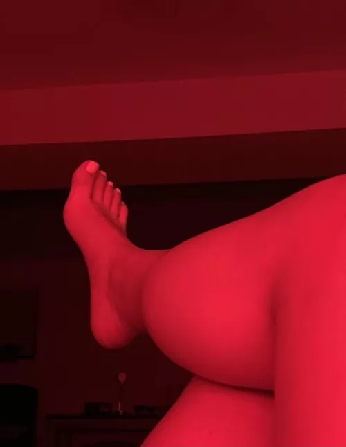 anyone want to suck my pretty toes?✨