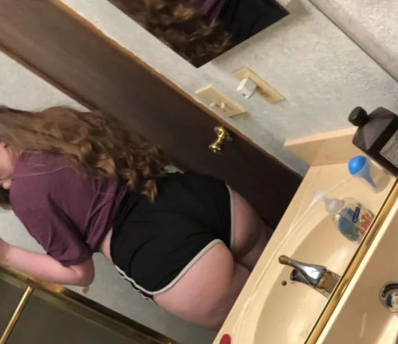 Anyone wants to fuck my gf thick ass as i watch 🥵?