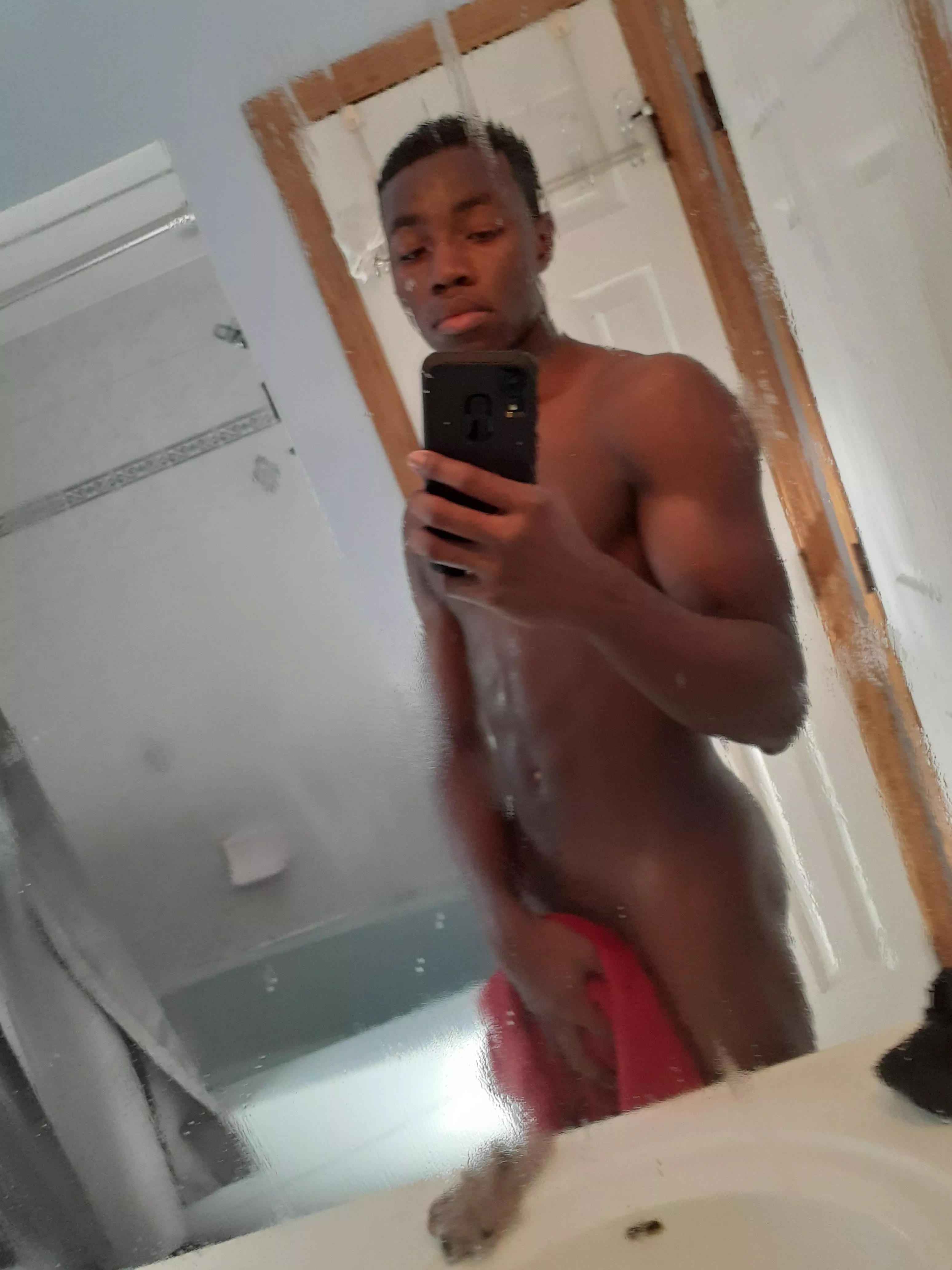 Anyone wants to help me dry off 😏