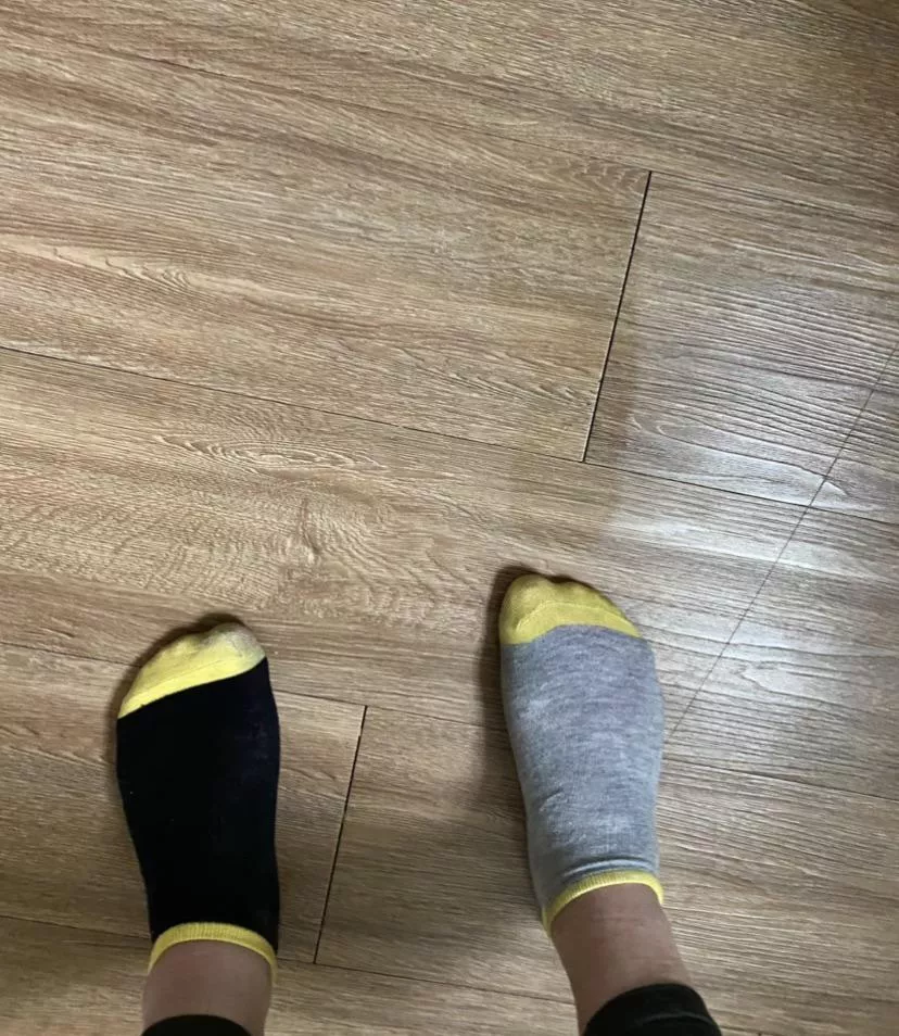 Anyones feet get so sweaty they leave marks on the ground?😂😅