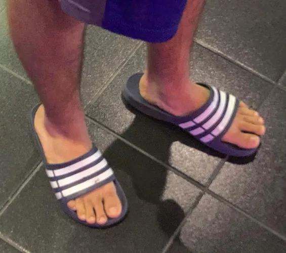 Arab feet for you to worship