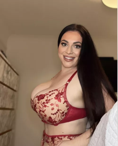 Are busty curvy brunette women your type ?