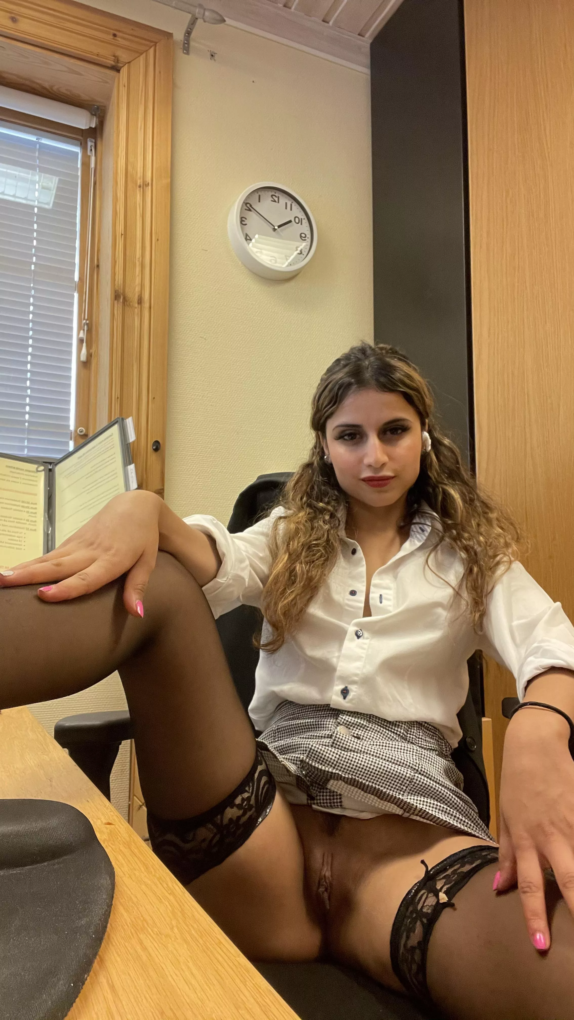 Are flashing pussy staff are welcome to be your co workers? I only wish you could touch and feel how wet and so soft is Boss 😈🔥💦
