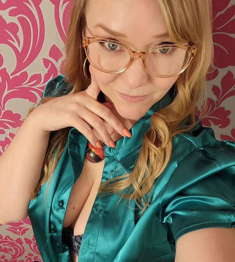 Are mature women sexy is glasses? [F48]