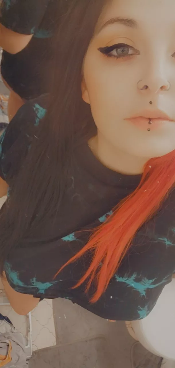 Are pretty alt girls your type? Peep my nips saying hello