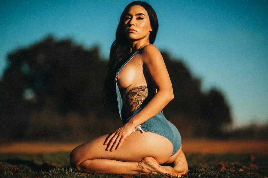 Are side boobs appreciated on a Titty Tuesday