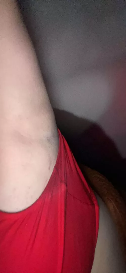 Armpit pic from a girl on snap🤤 look at the sweat of the bra