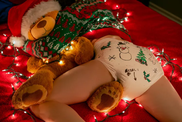 As the night sets on Christmas Eve, Frankie and I cuddle up for ni-ni. I'm so excited to see what Santa brings us for being good boys all year. 🥰🎅❄