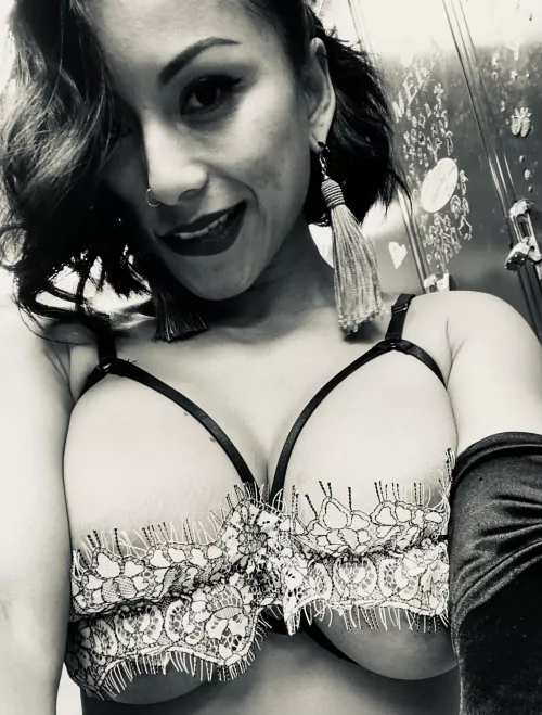 Asian milf becomes a stripper π