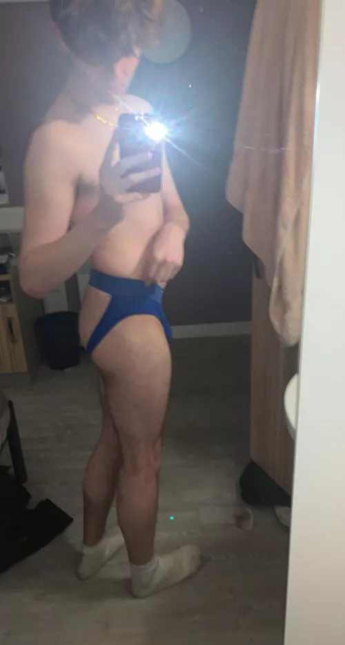 Aside from the messy room, how’s it hanging? 🍑 (20)