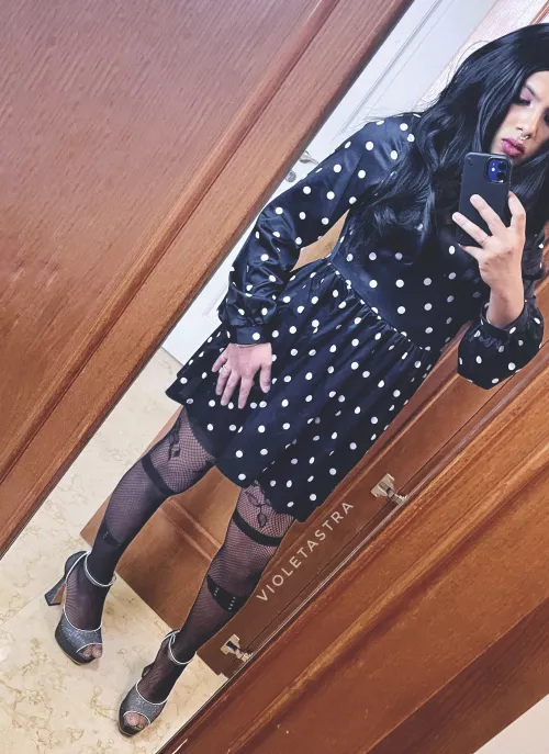 Ask out this petite and gothy doll? 🖤🖤