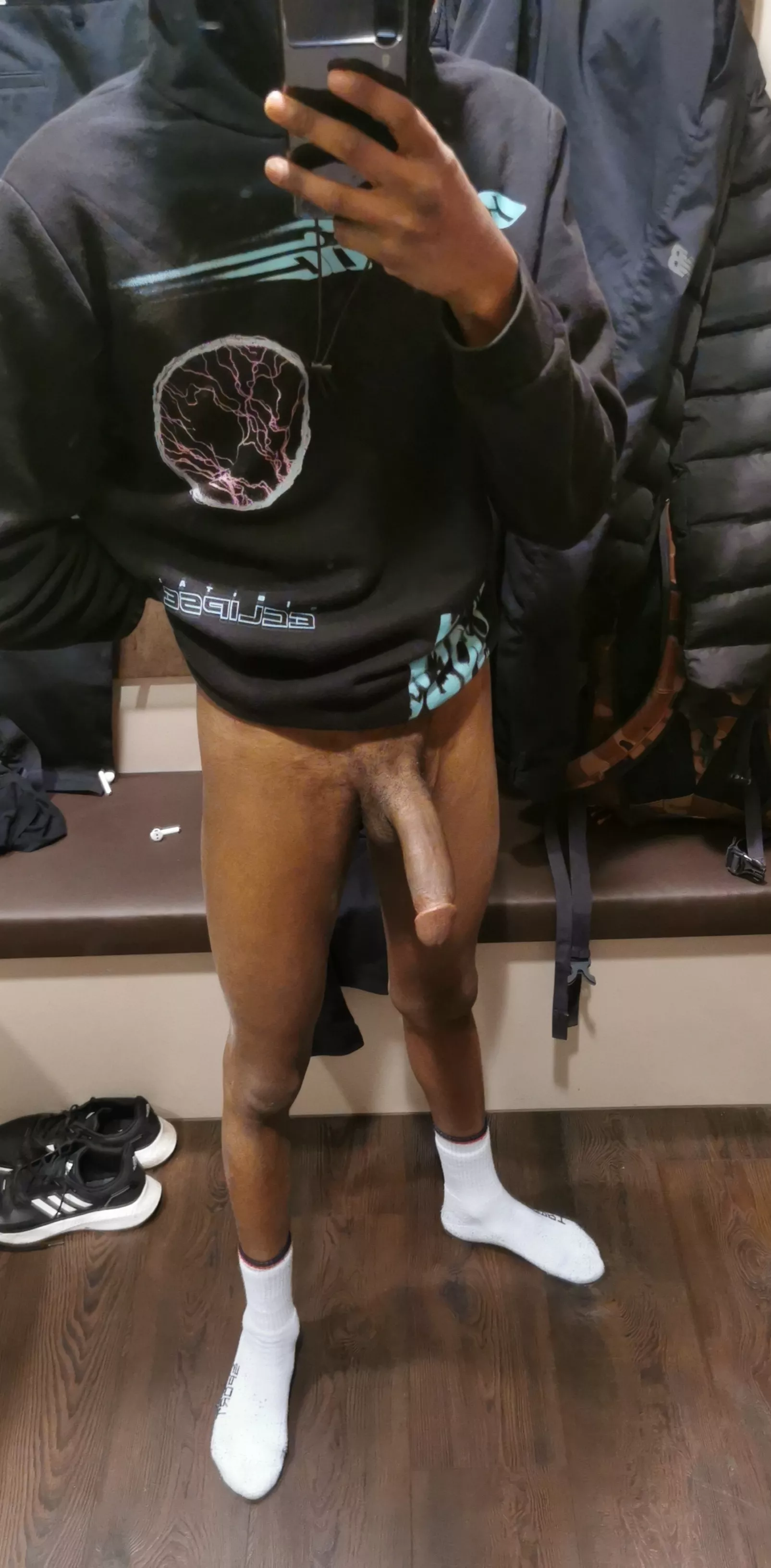 Assistance needed in changing room 4 Assistance needed in changing room 4