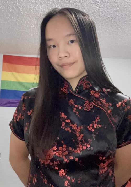 At Lunar New Year, it’s tradition to give the gift of a bright, beautiful red envelope (known as 紅包, hóngbāo) to your friends and family. These are filled with money - and symbolize good wishes and luck for the new year ahead. 🧧