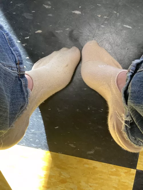 at the mechanic getting my car worked on.. couldn’t help taking my shoes off 😝