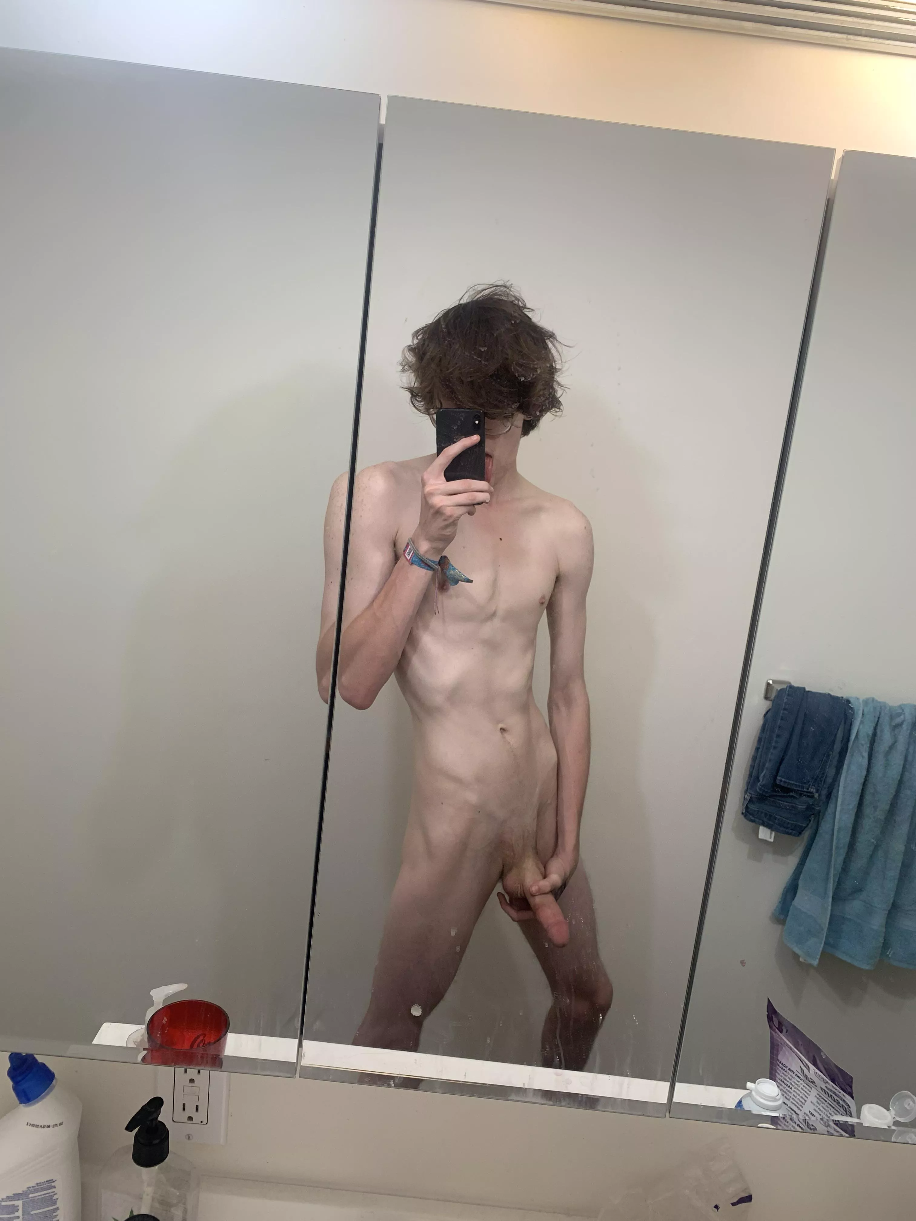 Ate a couple edis and now I’m high and horny as fuck 🤤