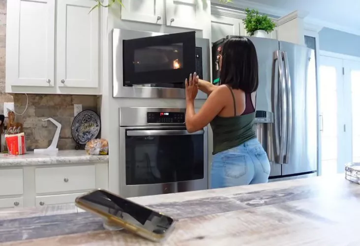 Auntie is so thick