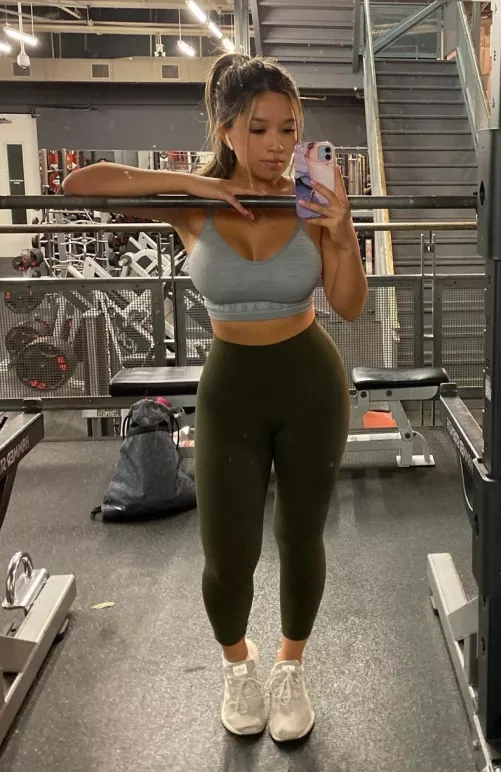 Back at it at the gym after the holidays. The stares getting me excited βΊοΈ