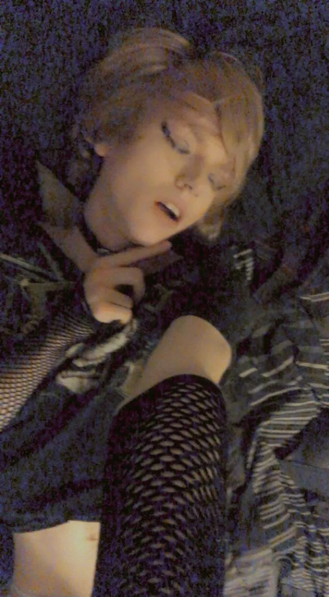 Bad quality but I like the pose. Also good morning!!