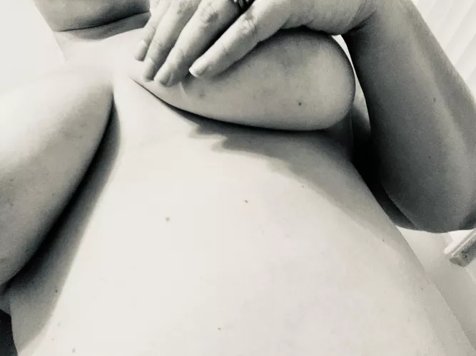 Basic under boob [f]or you!