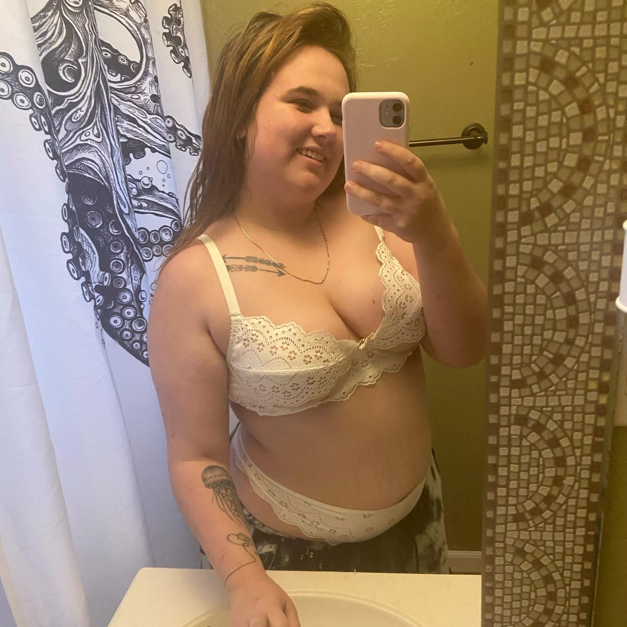 bathroom mirror selfie 😜