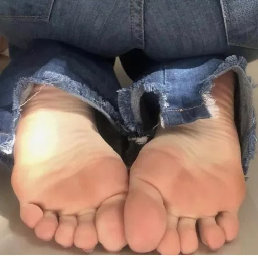 be a good boy and come sniff my soles 🙈🙈