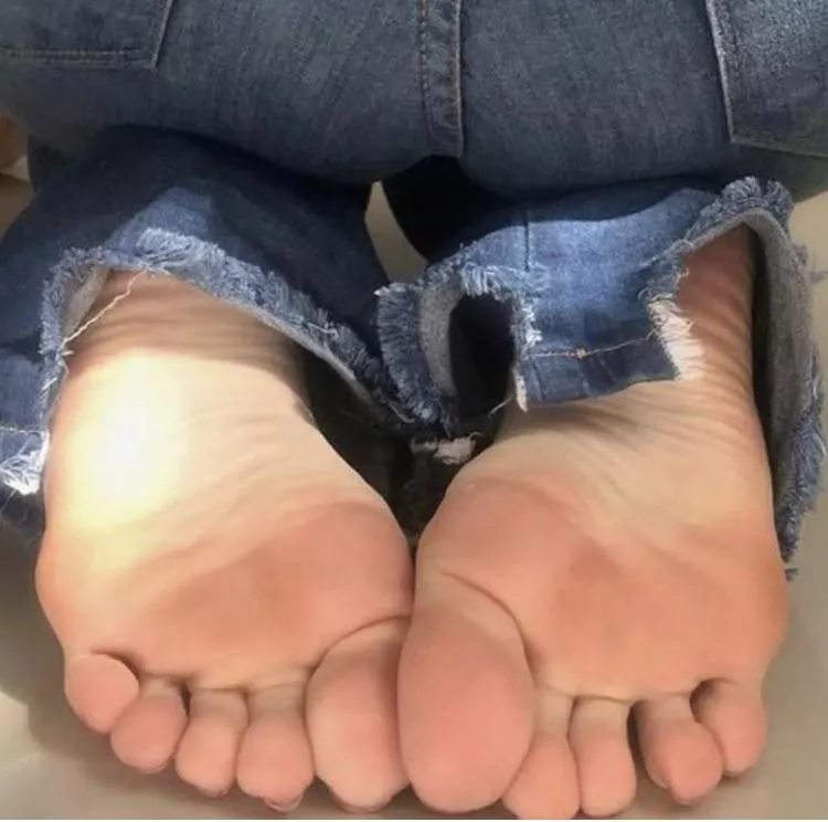 be a good boy and come sniff my soles 🙈🙈