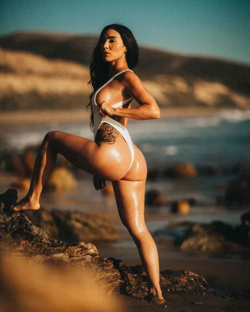 Beaches, oil and booty can't go wrong 😈