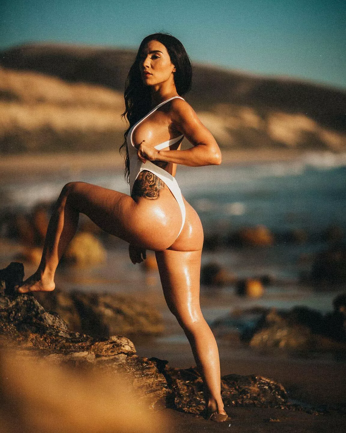 Beaches, oil and booty can't go wrong 😈