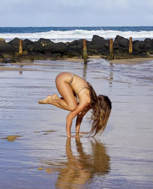 Beachy golden hour hip cleavage anyone? 💋