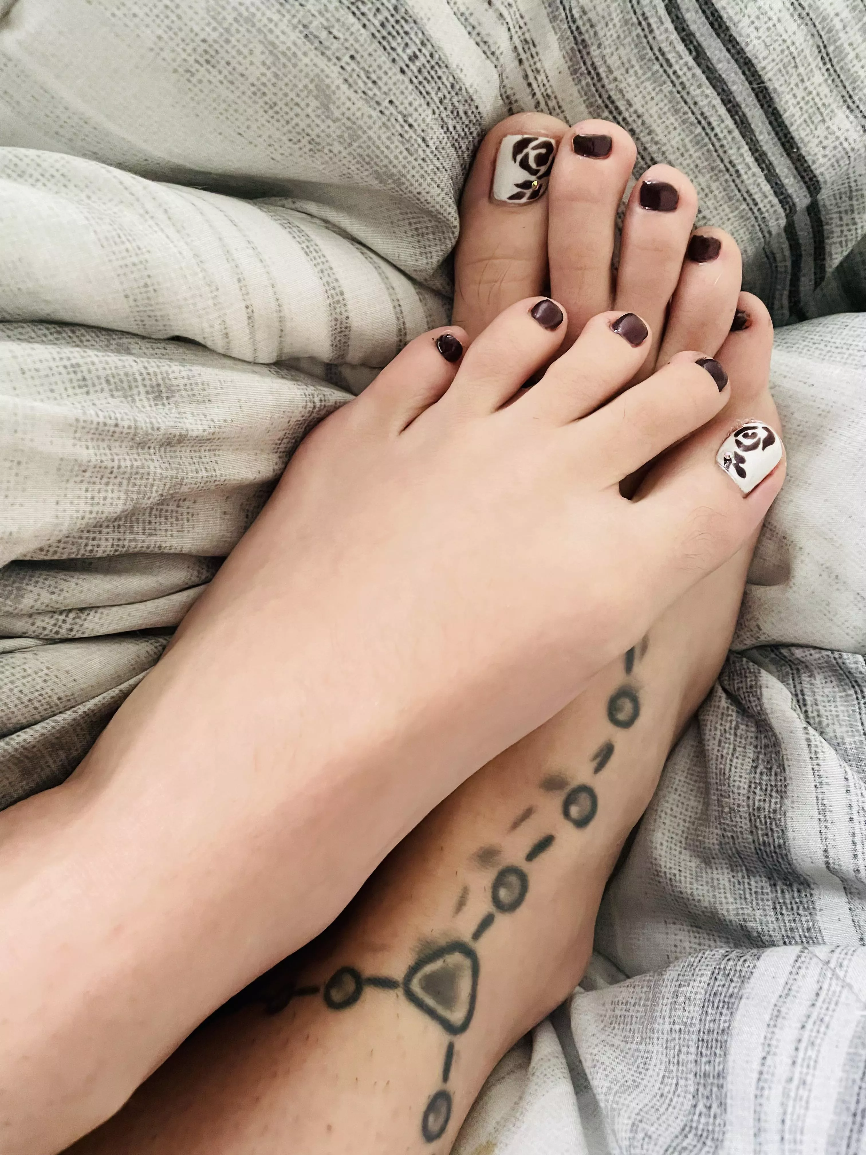 Beautiful pedicure now if only someone was here to worship them 😈🤤👅🦶🏼