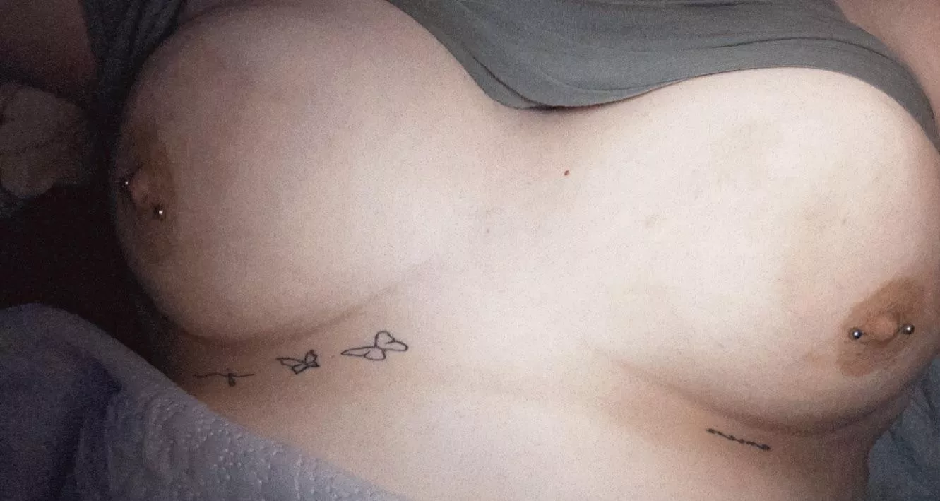 Bed time titties 🖤