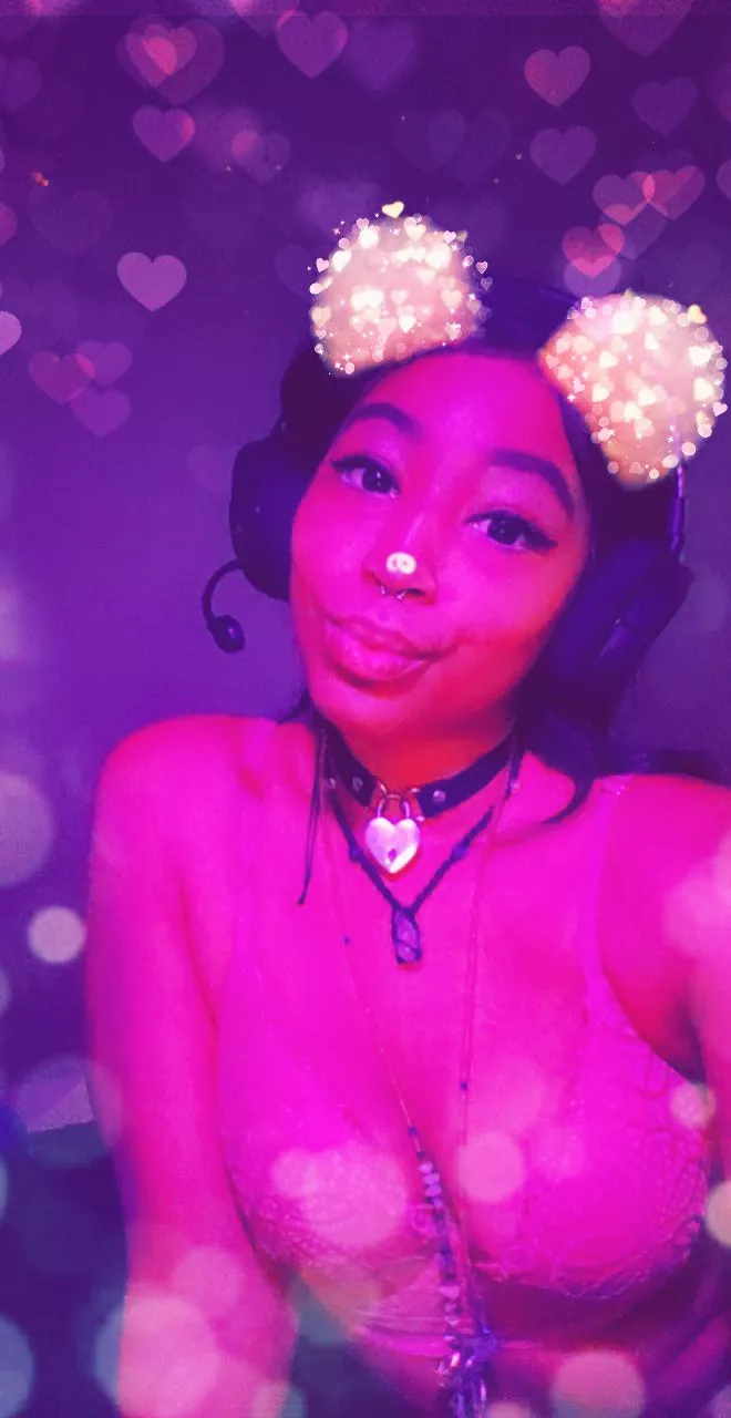 Been a looooong stressful week, cheers to the freaken weekend 🍻 playing some Valorant until cuddles with Daddy