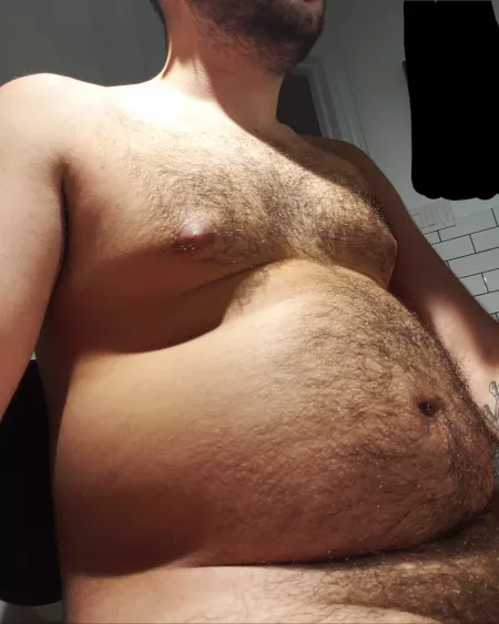 Been bulking the past couple of weeks, lifting weights and making nightly PB banana milkshakes... didn't expect this thiccness. Let's see what happens now that I'm putting serious mass powder in those shakes too 🥴