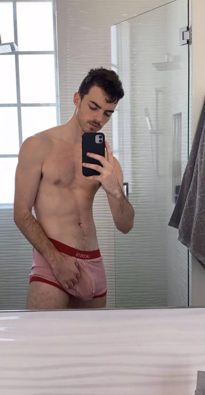 Been working on my physique in the last year. What do you think? Been working on my physique in the last year. What do you think?