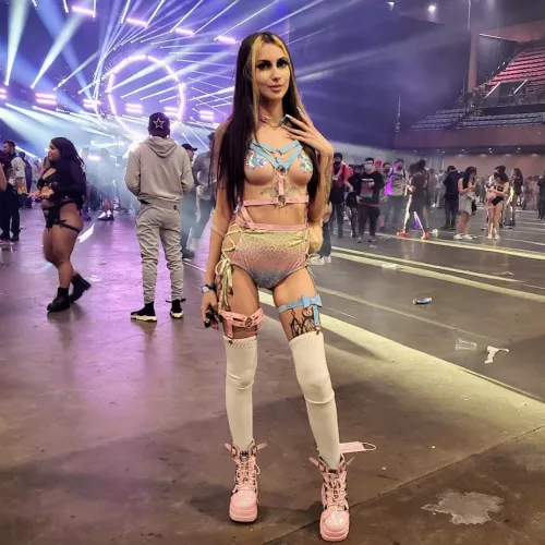 being a riddim thot at wobbleland💖