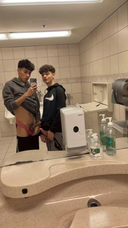 Being sneaky in the mall bathroom 🙊😏