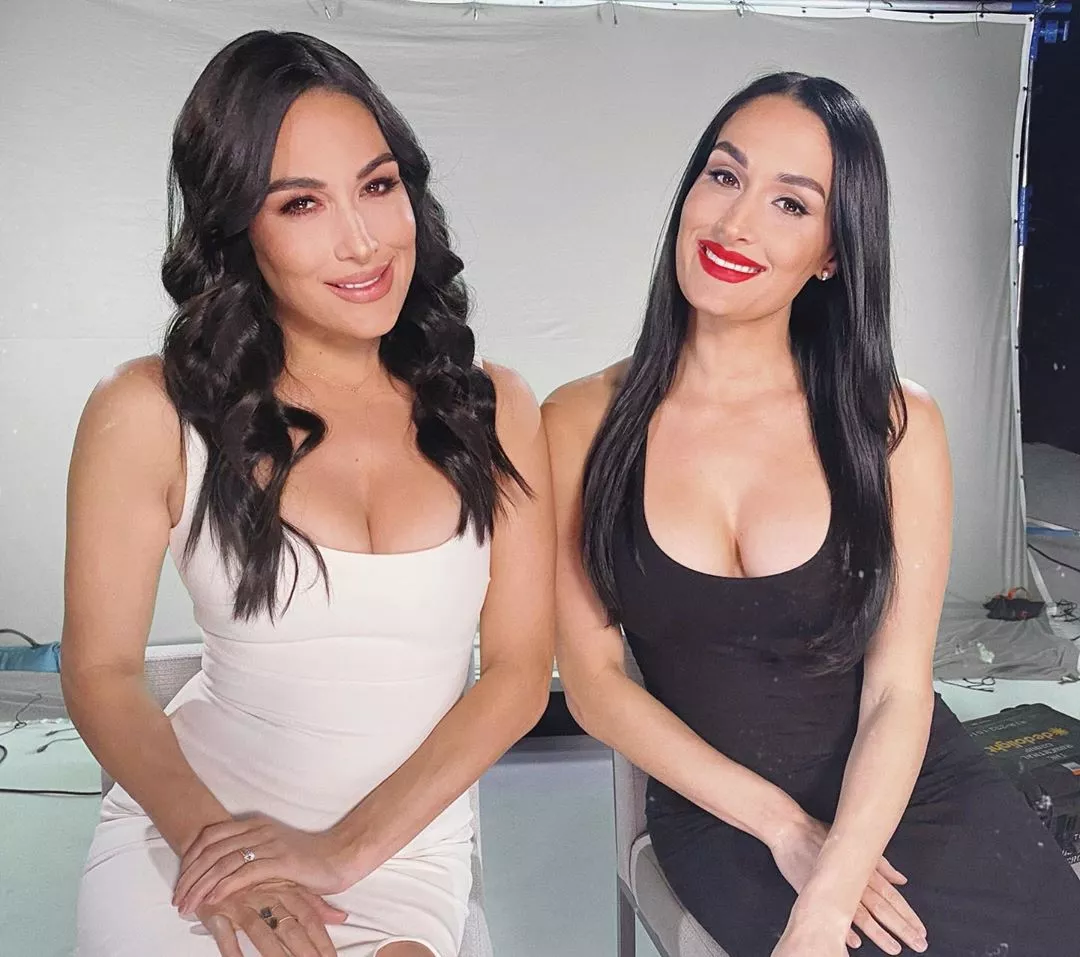 Bella twins cleavage 😍 💕